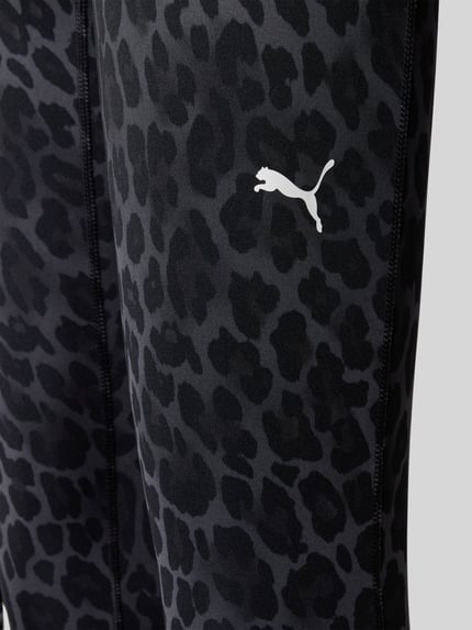 Produktfoto, schwarze Skinny Fit Sport-Leggings mit Animal-Print von PUMA, strukturierte Oberfläche, Detailaufnahme, Damen Sport-Leggings von PUMA Performance