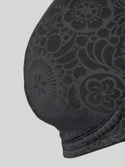 Frauenmodel trägt BH mit Hakenverschluss von Triumph aus Material-Mix mit Stretch-Anteil, körpernaher Schnitt, Detailaufnahme