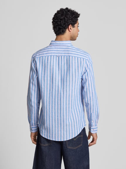 Männermodel trägt Regular Fit Freizeithemd aus Leinen-Baumwoll-Mix von Tommy Jeans mit mehrfarbigen Streifen, Rückansicht Ganzkörperansicht.
