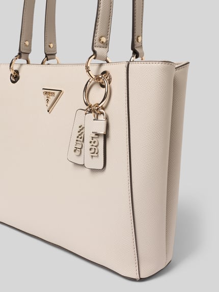 Produktfoto, Umhängetasche mit Label-Applikation Modell 'NOELLE II' von Guess, cremefarbene Struktur, goldene Details, Hauptfach mit Reißverschluss, Innenfach, Tragehenkel, 38 cm Breite, 27 cm Länge, 10 cm Tiefe, Schulterriemen 58 cm.