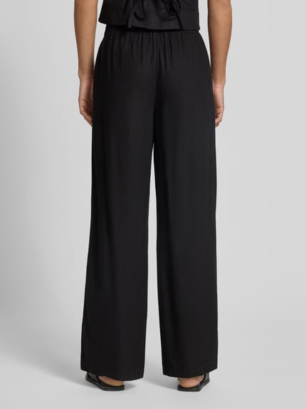 Frauenmodel trägt Wide Leg Leinenhose mit elastischem Bund Modell 'GOA' von Only, Optik: Unifarben, Passform: Wide Leg, Material: Viskose-Leinen-Mix, seitliche Eingrifftaschen, Tunnelzug, Bundabschluss: elastisch, Ganzkörperansicht Rückansicht.