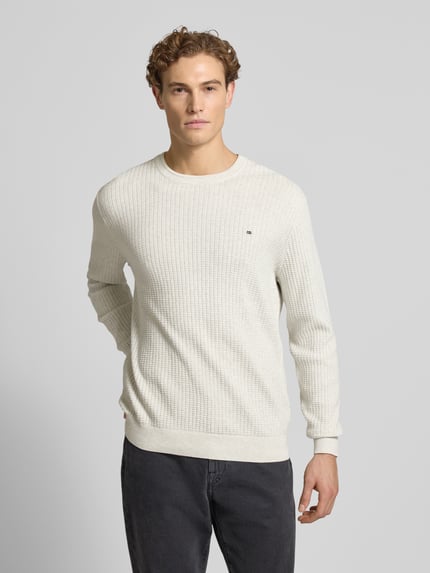 Męski model nosi Strickpullover mit Label-Detail od Christian Berg Men, kremowy, prążkowana faktura, regular fit, bawełna, zdjęcie całej sylwetki z przodu.