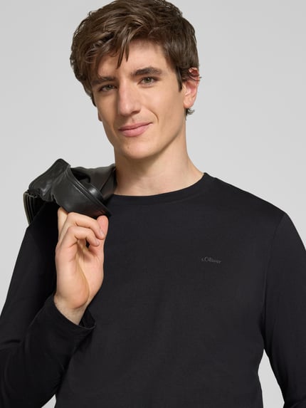 Männermodel trägt Langarmshirt mit dezentem Logo-Detail von S.OLIVER CASUAL, unifarben, Rundhals, langarm, Nahaufnahme Oberkörper