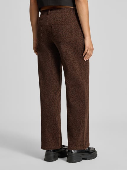 Frauenmodel trägt High Waist Weite Hose aus Baumwoll-Mix Modell 'MADISON' von ONLY, braun mit Leopardenmuster, Ganzkörperansicht Rückansicht, Damen Weite Hose von ONLY.