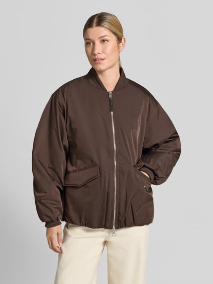 Vrouwenmodel draagt oversized bomberjack met baseballkraag model 'Hotensi' van OPUS, donkerbruin, gladde textuur, Dames bomberjack, Ganzlichaanzicht van voren