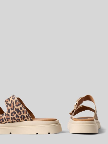 Productfoto, wedges uit echt leer van Tamaris met look: effen kleuren, afgeronde punt van de schoen, open, wedgehak, comfortmodel/open, doornsluiting als detail, geprofileerde zool