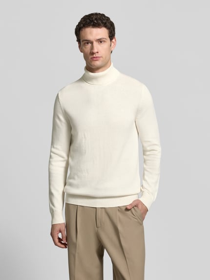 Männermodel trägt Regular Fit Strickpullover aus Baumwoll-Woll-Mix mit Rollkragen von Christian Berg Men, unifarben, Ganzkörperansicht von vorne. Rückenlänge 71 cm, Ärmellänge 67 cm.
