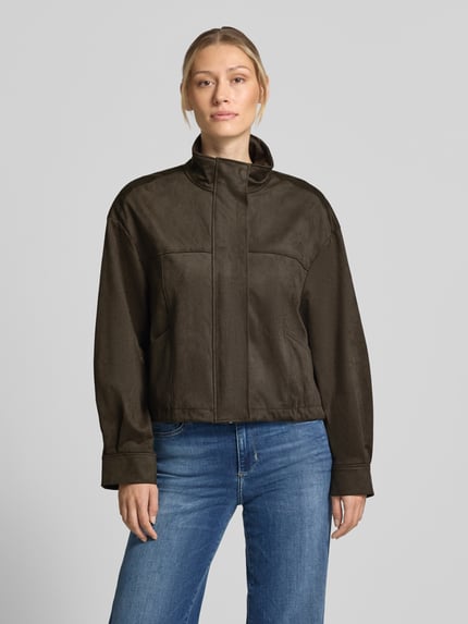 Frauenmodel trägt Oversized Jacke in Leder-Optik Modell 'Neila' von someday., dunkelbraun, Stehkragen, Eingrifftaschen, Ganzkörperansicht von vorne.
