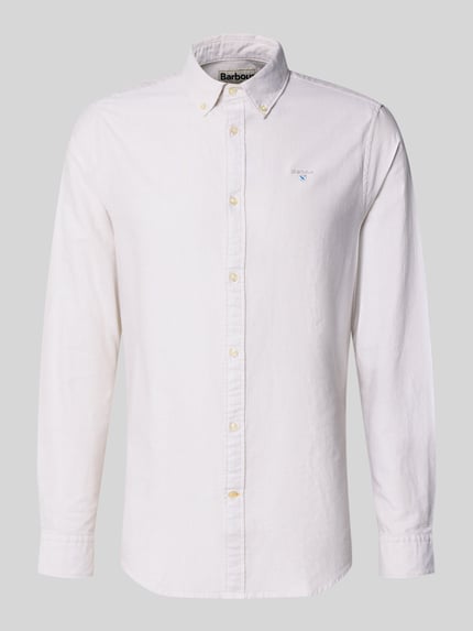 Produktfoto, Tailored Fit Freizeithemd aus reiner Baumwolle Modell 'STRIPED OXFORD' von Barbour in hellem Creme mit feinem Strukturmuster, Knopfleiste, Button-Down-Kragen und Label Stitching.
