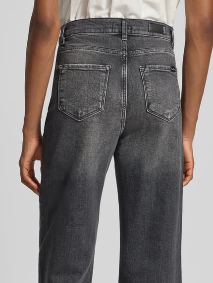 Frauenmodel trägt Relaxed Fit Jeans aus reiner Baumwolle Modell 'FEYA' von Cars Jeans in Dunkelgrau mit 5-Pocket-Design, Ganzkörperansicht Rückansicht. Damen Jeans, Knopf- und Reißverschluss, Bundweite bei Größe 27/32: 36 cm, Innenbeinlänge 80 cm.