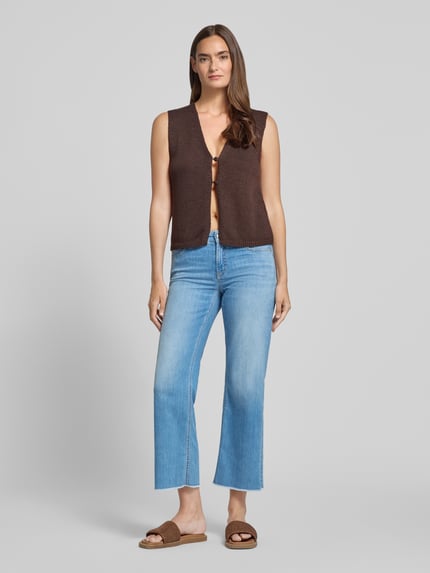 Frauenmodel trägt Bootcut-Jeans aus Baumwoll-Mix Modell 'FRANCESCA' von Cambio in hellem Blau, Damen Bootcut-Jeans von Cambio, Ganzkörperansicht von vorne.