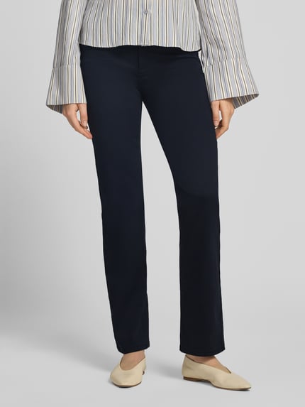 Frauenmodel trägt Straight Fit Stoffhose im 5-Pocket-Design von Christian Berg Woman, dunkler Farbton, glatte Textur, Nahaufnahme Unterkörper. Damen Stoffhose mit elastischem Baumwoll-Mix, Viskose-Anteil, Strasssteinbesatz, Knopf- und Reißverschluss.