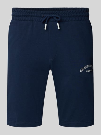 Produktfoto, Shorts mit Logo-Print Modell 'GORDON' von Jack & Jones aus Baumwoll-Mix in Dunkelblau, Relaxed-Fit, elastischer Bund mit Kordelzug, sichtbare Logo-Print-Struktur, Bundweite 42 cm, Innenbeinlänge 25 cm, glatte Textur.