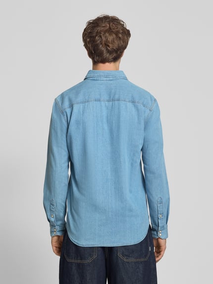 Männermodel trägt Slim Fit Freizeithemd mit Kentkragen Modell 'ESHERIDAN' von JACK & JONES aus reiner Baumwolle, Rückenansicht Ganzkörperansicht.