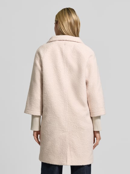 Frauenmodel trägt Teddymantel mit hohem Stehkragen von TOM TAILOR in Creme, Longline-Schnitt, reine Polyesterstruktur, Ganzkörperansicht Rückansicht.