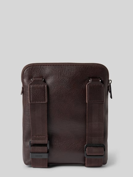 Produktfoto, dunkelbraune Umhängetasche mit Label-Detail Modell 'Ray_RP_Envelope' von BOSS, strukturierte Lederoptik, Herren Umhängetasche