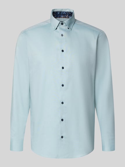 Produktfoto, hellblaues Modern Fit Businesshemd aus reiner Baumwolle von OLYMP mit dunklen Knöpfen und strukturierter Oberfläche, Herren Businesshemd von OLYMP.