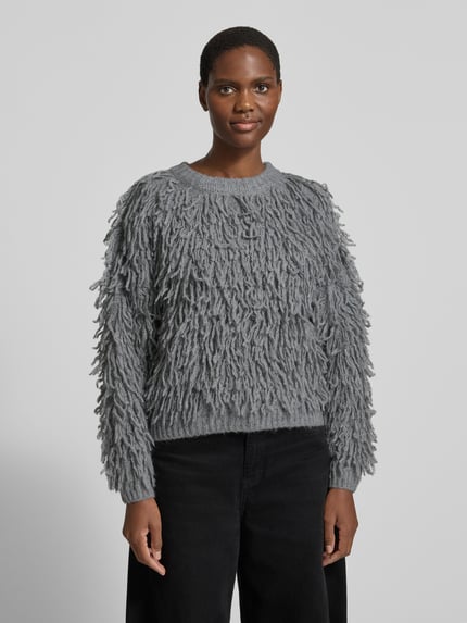 Kobiece modelka nosi Regular Fit Strickpullover aus Woll-Mix mit Alpaka-Anteil von COMMA, szary, prążkowane wykończenia, mieszanka wełny i alpaki, model 'OKTOBER', długość tyłu w rozmiarze 36: 46 cm, długość rękawów: 51 cm, widok całej sylwetki z przodu.