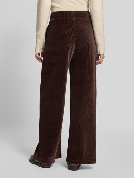 Vrouwenmodel draagt Wide Leg Cordhose aus Baumwoll-Mix van Rich & Royal in bruin katoenmix met stretch, elastische band, full body achteraanzicht.