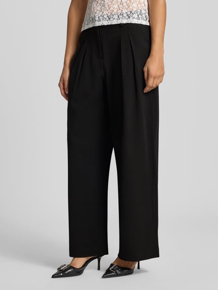 Frauenmodel trägt Wide Leg Hose mit Viskose-Anteil Modell 'PALINO' von ONLY, schwarze Farbe, glatte Textur, Nahaufnahme Oberkörper. Damen Weite Hose von ONLY.
