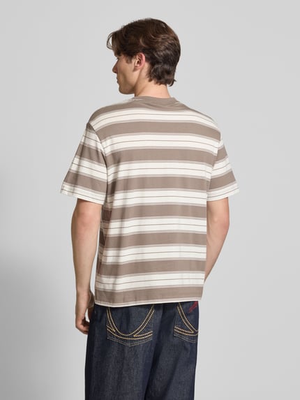 Männermodel draagt Regular Fit T-shirt uit katoenmix van Calvin Klein Jeans met all-over motief, gestreept patroon, logostitching, ronde hals, korte mouw, heren t-shirtlook, katoenmix. Ganzkörperansicht Rückansicht.