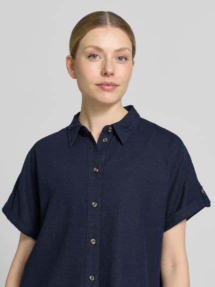 Vrouwenmodel draagt Relaxed fit blouse uit linnen-viscosemix model 'Lava' van FREE/QUENT, donkerblauw, knoopsluiting, overhemdkraag, korte mouwen, ruglengte 55 cm, mouwlengte 12 cm, close-up bovenlichaam.