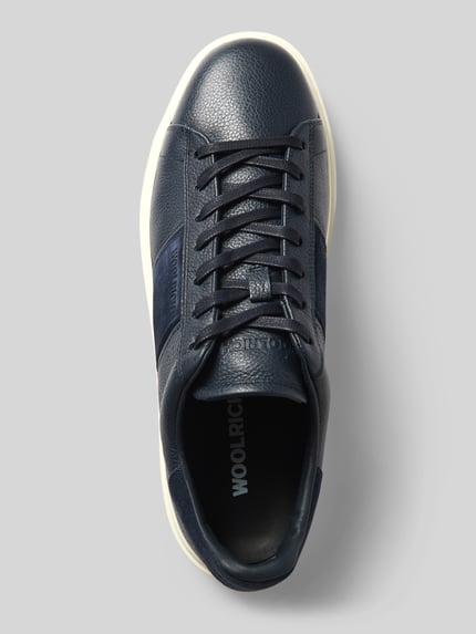 Produktfoto, Sneaker aus echtem Leder Modell 'Classic Court' von Woolrich in Dunkelblau mit abgerundeter Form, Schnürverschluss, strukturierter weißer Sohle, Kontrastbesatz mit Label-Schriftzug, sichtbare Körnung im Leder, Absatzhöhe 4 cm, Schafthöhe 8 cm, Schaftweite 9 cm