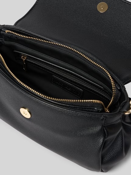 Produktfoto, Umhängetasche mit Label-Detail Modell 'DEA' von VALENTINO BAGS in Schwarz, Hauptfach mit Umschlag und Magnetverschluss, Reißverschlussfach innen, strukturierte Oberfläche, goldfarbene Details, Maße: Breite 28 cm, Länge 15 cm, Tiefe 10 cm, Schulterriemen 55 cm, Damen Accessoire