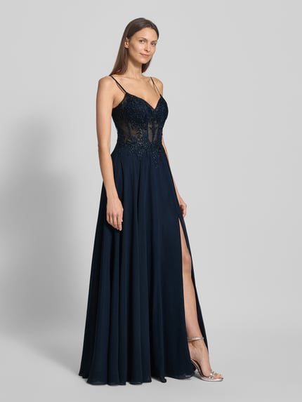 Frauenmodel trägt Regular Fit Abendkleid mit floralem Spitzenbesatz von Luxuar in Dunkelblau, semitransparentes Design, Spaghettiträger, Ganzkörperansicht von vorne.