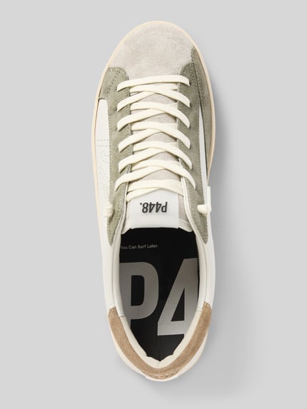 Produktfoto, Herren Sneaker aus Echtleder Modell 'John' von P448 mit abgerundeter Passform, Logo-Detail und Schnürverschluss, strukturierte Oberfläche, Absatzhöhe 2 cm, Schafthöhe 8 cm, Schaftweite 10 cm, sanfte Kontraste aus Beige, Grün und Weiß