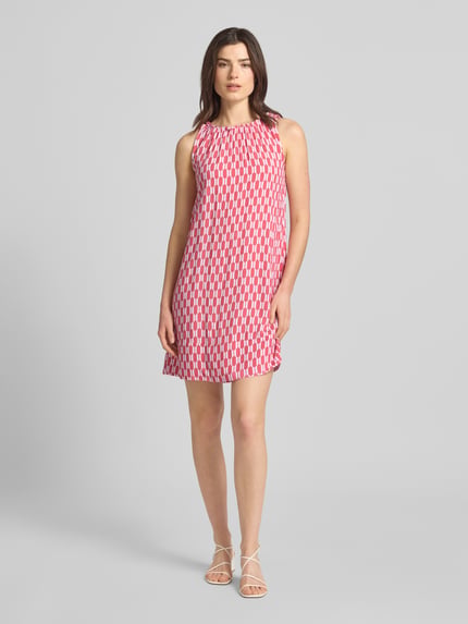 Modelka nosi knielanges Kleid aus Viskose mit Rundhalsausschnitt von ZABAIONE, luźny krój, szerokie ramiączka, biała i różowa, długość do kolan, model 'Sy44lvie', czysty wiskozowy materiał, szerokość w rozmiarze S: 46 cm, długość tyłu: 83 cm, widok całej sylwetki z przodu.