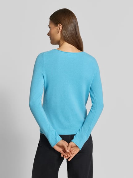 Frauenmodel trägt Regular Fit Strickpullover aus reinem Kaschmir von Christian Berg Woman in Hellblau, Ziernaht, Langarm, Ganzkörperansicht Rückansicht.
