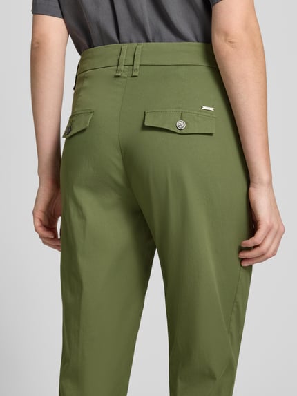 Vrouwenmodel draagt Regular Fit broek uit katoenmix model 'MARA S' van Brax, look: effen, labelapplicatie, zakken, riemlussen, haakjes- en ritssluiting, zij- en achterzakken, katoenmix. Ganzkörperansicht Rückansicht.