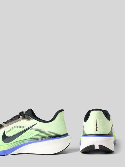 Produktfoto, Herren Sneaker mit Logo-Print, abgerundete Passform, Modell 'Pegasus' von Nike in Grün, Schwarz und Weiß, strukturierte Oberfläche, Schnürverschluss, Absatzhöhe 5 cm, Schafthöhe 6 cm, Schaftweite 10 cm bei Größe 10.