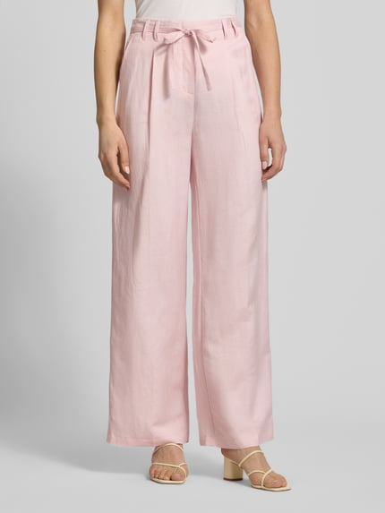 Vrouwenmodel draagt Wide Leg Hose aus Leinen-Mix mit Gürtel van Christian Berg Woman Selection in lichtroze, linnenmix met viscose, wide leg fit, met riem en haakjessluiting, bandwijdte maat 36: 38 cm, binnenbeenlengte maat 36: 80 cm. Ganzkörperaanzicht van voren.