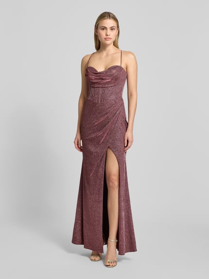 Frauenmodel trägt Abendkleid mit rückseitiger Schnürung von Luxuar, A-Linie, schimmernder Stoff, Maxikleid, Gehschlitz, Ganzkörperansicht von vorne.