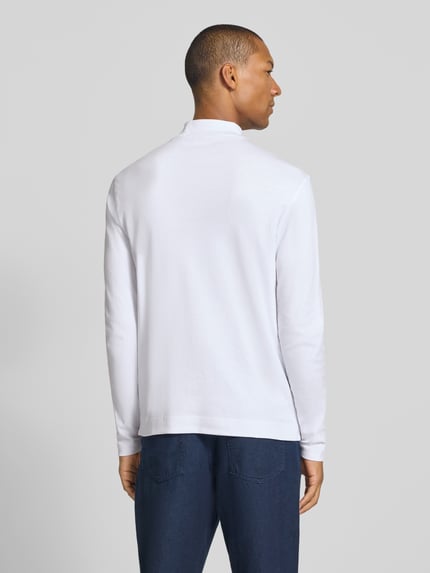 Männermodel trägt Regular Fit Longsleeve aus reiner Baumwolle mit Stehkragen von Christian Berg Men, schlichtes Weiß, Rückenansicht, Ganzkörperansicht Rückansicht.