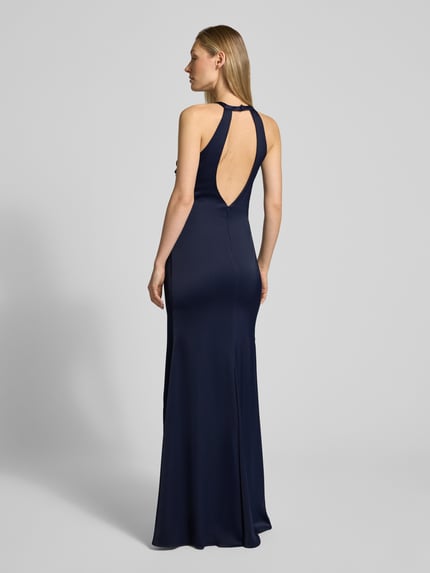 Vrouwenmodel draagt Slim Fit Abendkleid mit Raffungen van Luxuar in donkerblauw met halternek, rugdecolleté, ritssluiting, zijdeachtige stof, lengte 156 cm, borstwijdte 33 cm, geheel van achteren gezien.