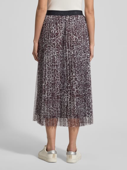 Vrouwenmodel draagt Midirok in plooien-look met all-over dierenprint van Marc Cain, lichte A-lijn, elastische band, gestikt logo, totale lengte 86 cm, bandwijdte 38 cm. Volledige rugaanzicht.