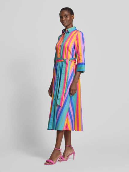Frauenmodel trägt Hemdblusenkleid mit 3/4-Arm und Bindegürtel von Christian Berg Woman, Reine Baumwolle, Taillierter Schnitt, Midikleid, Hemdblusenkragen, Knopfleiste, bunte Streifen, glatte Textur, Ganzkörperansicht von vorne.