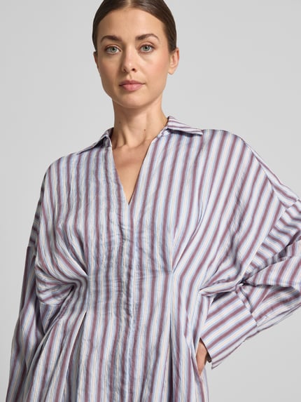 Frauenmodel trägt Tailliertes Freizeitkleid aus Viskose-Mix von Jake*s Casual, gestreiftes Muster in Blau, Weiß und Lila, Nahaufnahme Oberkörper.