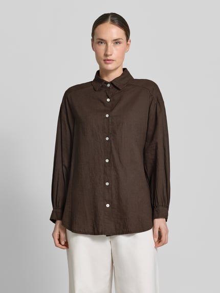Vrouwenmodel draagt blouse met lange mouwen van model 'ANIKA' van VILLA SOPHIE, effen kleuren, loose fit, mix van linnen en katoen, overhemdkraag, knoopsluiting, 3/4-mouwen met manchet, materiaalverwerking met gevlamd garen, voorkant volledig zichtbaar, Ganzkörperansicht von vorne.