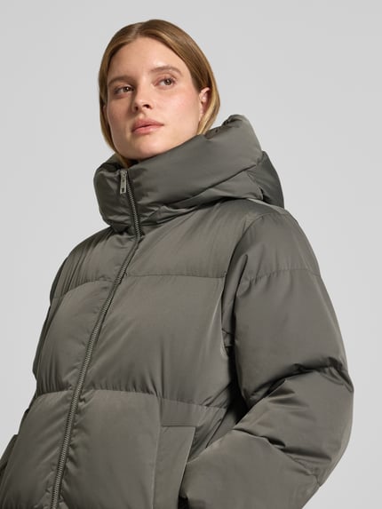 Vrouwenmodel draagt Loose Fit Pufferjacke met capuchon Model 'Hilena' van OPUS, look: effen, lang, ritssluiting, lange mouw, stormcuffs, rompzoom recht, waterafstotend, winddicht, zij-ingestoken zakken, gewatteerde materiaalverwerking, Nahaufnahme bovenlichaam.