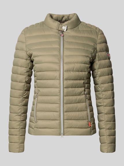 Produktfoto, Kurtka pikowana z zamkiem błyskawicznym dwustronnym model 'JUDY' od Frieda & Freddies, krój slim fit, stójka, kieszenie zapinane na zamek błyskawiczny, długość tyłu w rozmiarze 36: 57 cm, szerokość ramion w rozmiarze 36: 40 cm, szerokość klatki piersiowej w rozmiarze 36: 48 cm, długość rękawów w rozmiarze 36: 64 cm, jasna oliwkowa, poziome pikowanie, gładka faktura.