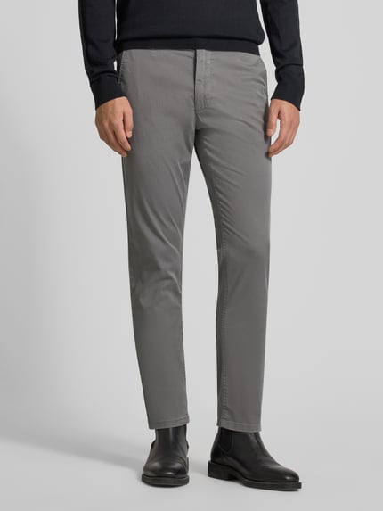 Męski model nosi Slim Fit Chino aus Baumwoll-Mix Model 'CHINO_SLIM' von BOSS, szary, fakturowany wzór, wpuszczane kieszenie, widok z przodu