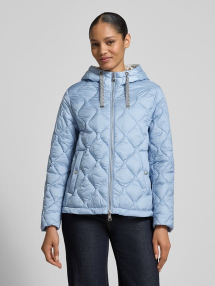 Frauenmodel trägt Steppjacke mit Kapuze und Zweiwege-Reißverschluss von Fuchs Schmitt in Hellblau, Regular Fit, Eingrifftaschen, Ganzkörperansicht von vorne, Rückenlänge 62 cm, Schulterbreite 42 cm, Brustweite 53 cm, Ärmellänge 61 cm, Größe 36.