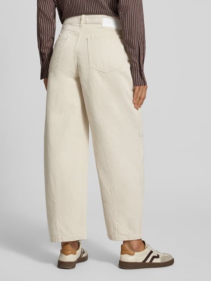Frauenmodel trägt Regular Fit Barrel Jeans mit Bundfalte von OPUS, unifarbener heller Denim, strukturierte Oberfläche, 5-Pocket-Design, Ganzkörperansicht Rückansicht.