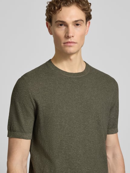 Męski model nosi T-Shirt aus Baumwoll-Leinen-Mix od Profuomo, krój slim fit, okrągły dekolt, długość pleców w rozmiarze M: 70 cm, zbliżenie na górną część ciała.