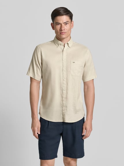 Männermodel trägt Slim Fit Freizeithemd aus Leinen-Baumwoll-Mix von Fynch-Hatton in Beige mit Brusttasche und Knopfleiste, Ganzkörperansicht von vorne.