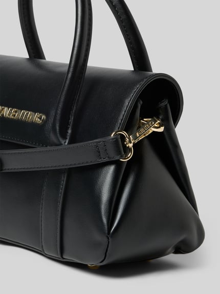 Produktfoto, Handtasche mit Label-Applikation von VALENTINO BAGS, schwarze glatte Oberfläche, goldene Details, Hauptfach mit Überschlag, Magnetverschluss, Reißverschluss, Tragehenkel, abnehmbarer Schulterriemen, Maße: Breite 28 cm, Länge 16 cm, Tiefe 12 cm, Schulterriemen 125 cm.